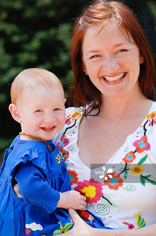 微笑的红发母亲和女婴图片素材