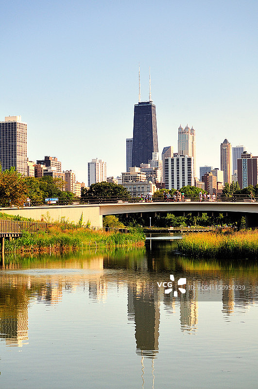 约翰·汉考克大厦倒影图片素材