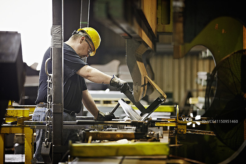 钢材工人弯曲金属图片素材