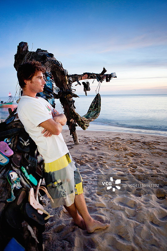 用人字拖装饰的树图片素材