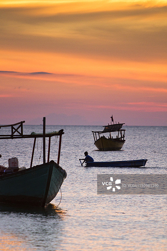 男子划船横渡海洋图片素材
