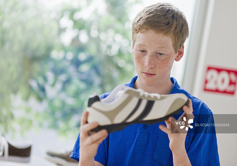 美国新泽西州泽西市：男孩在鞋店看鞋图片素材