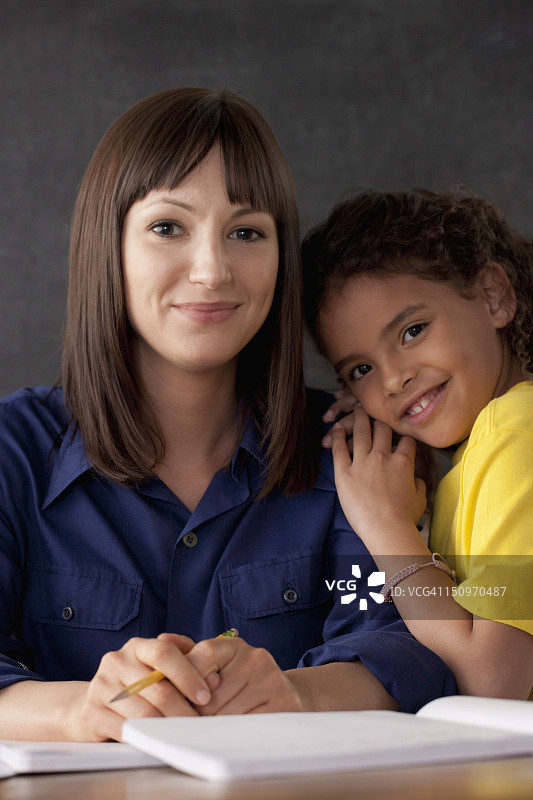 美国加利福尼亚州洛杉矶与微笑女学生在一起的老师图片素材
