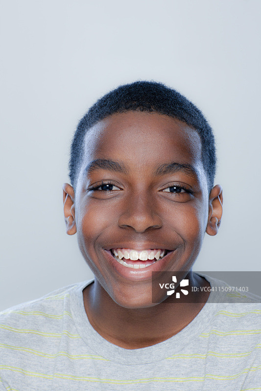 14-15岁少年肖像，演播室拍摄图片素材