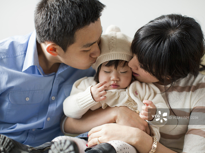 美国犹他州盐湖城，年轻父母和女婴(12-17个月)图片素材