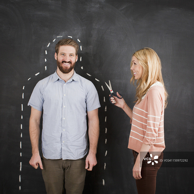 年轻情侣，男子身边有粉笔轮廓图片素材
