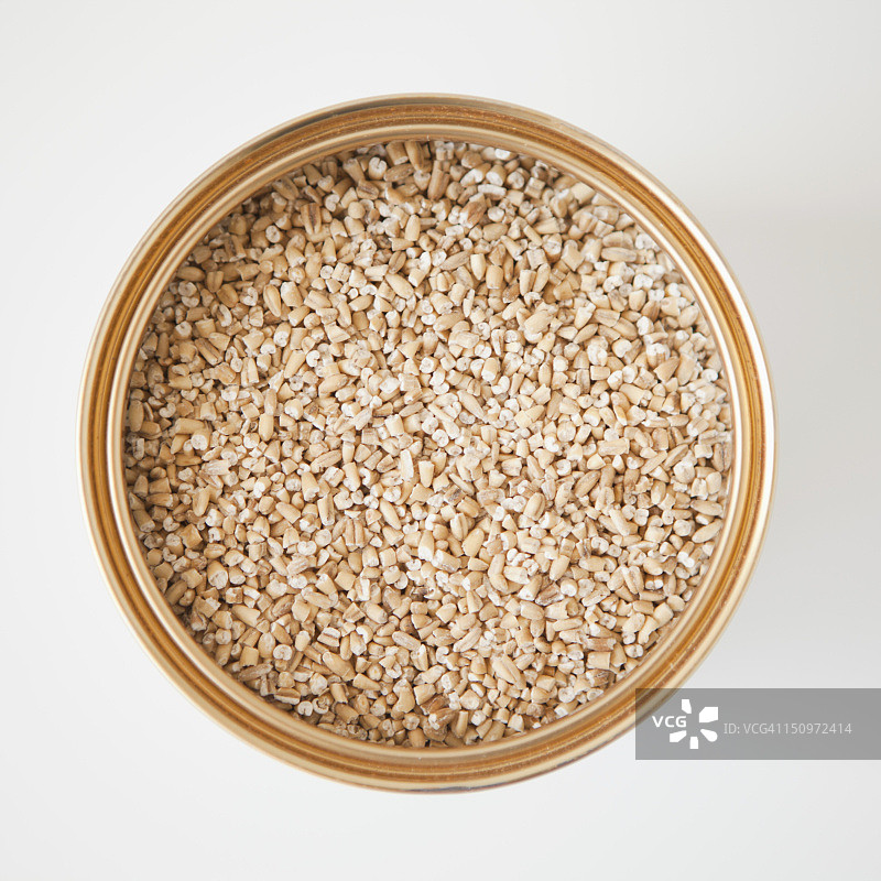 装有小麦的铁罐，工作室拍摄图片素材