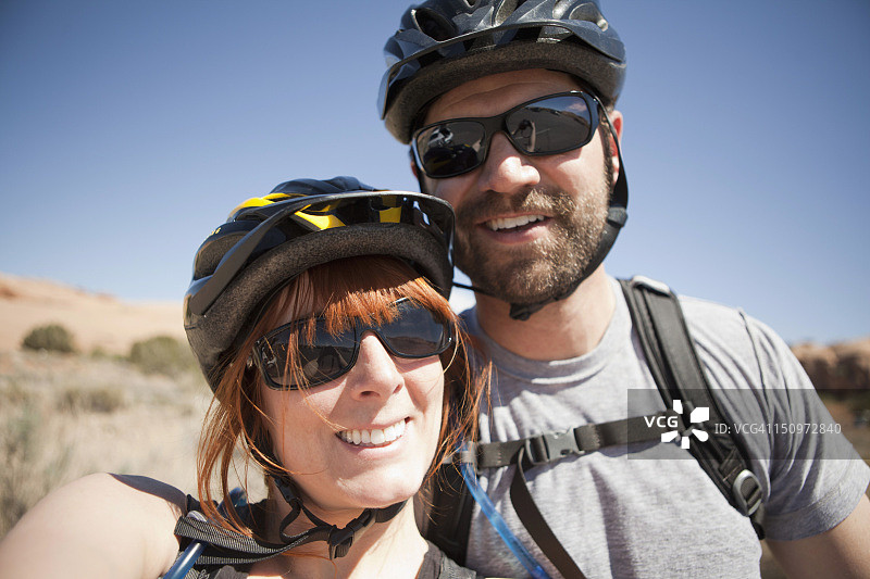美国犹他州莫阿布：户外骑行情侣肖像图片素材