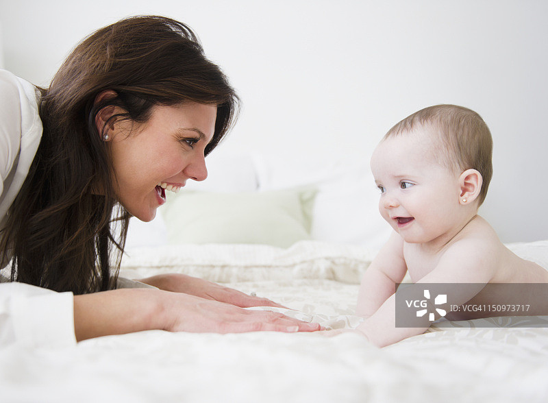 美国新泽西州泽西市，带着女婴（6-11个月）的母亲图片素材