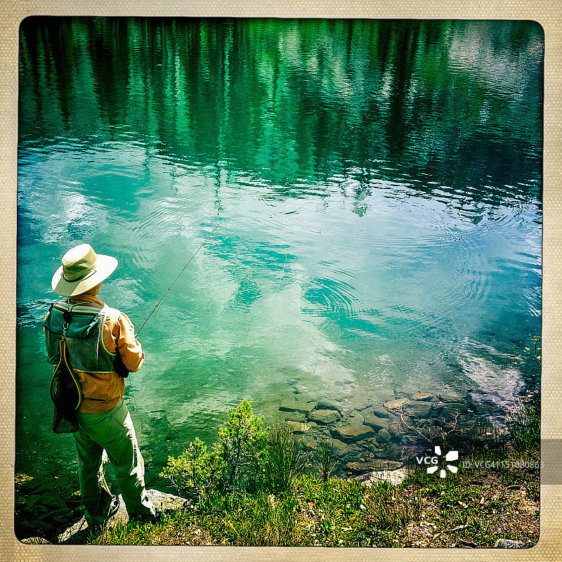 男人在吉尔平湖钓鱼图片素材