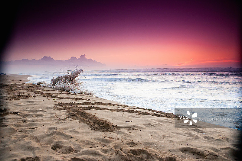 海滩岸边浪花的艺术景象图片素材