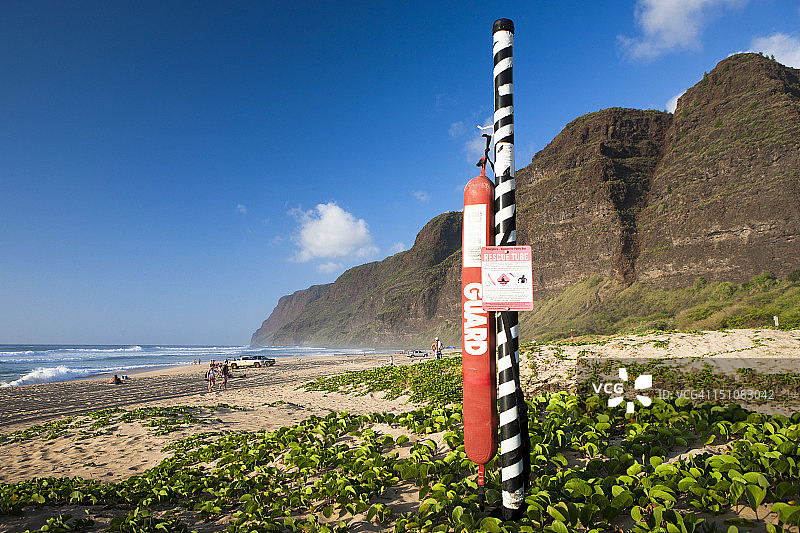 海滩上的自助救生设备图片素材