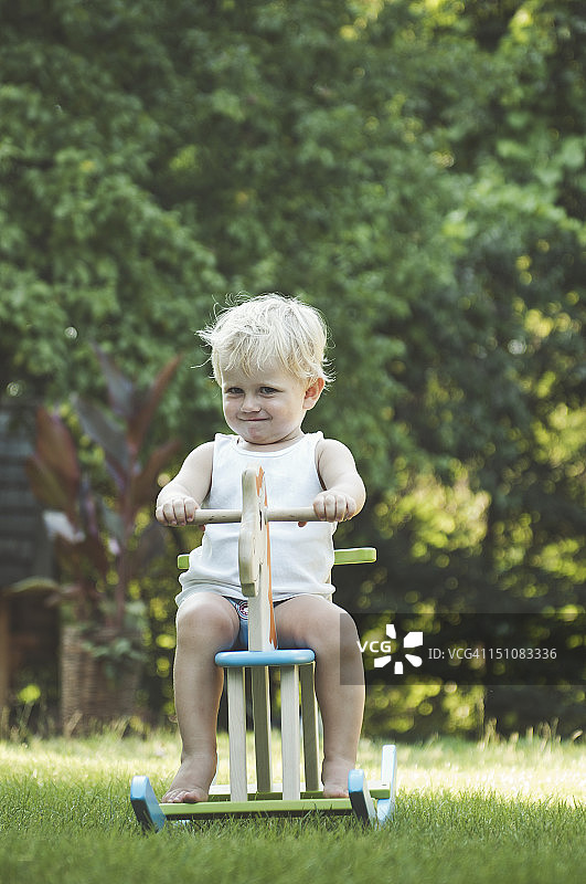 在玩具马上的男孩图片素材