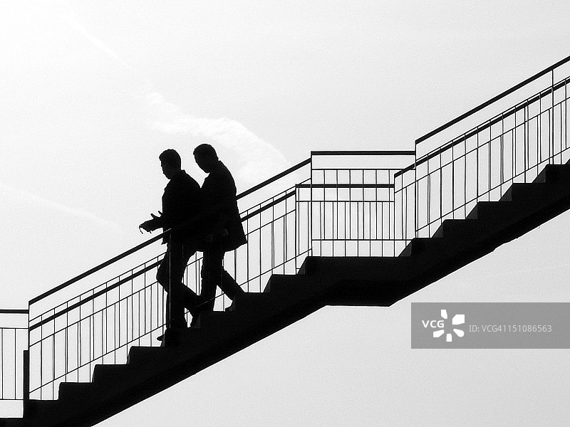 两个男人走下楼梯图片素材
