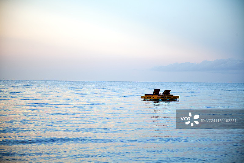 日落时分，海洋上的浮动码头图片素材