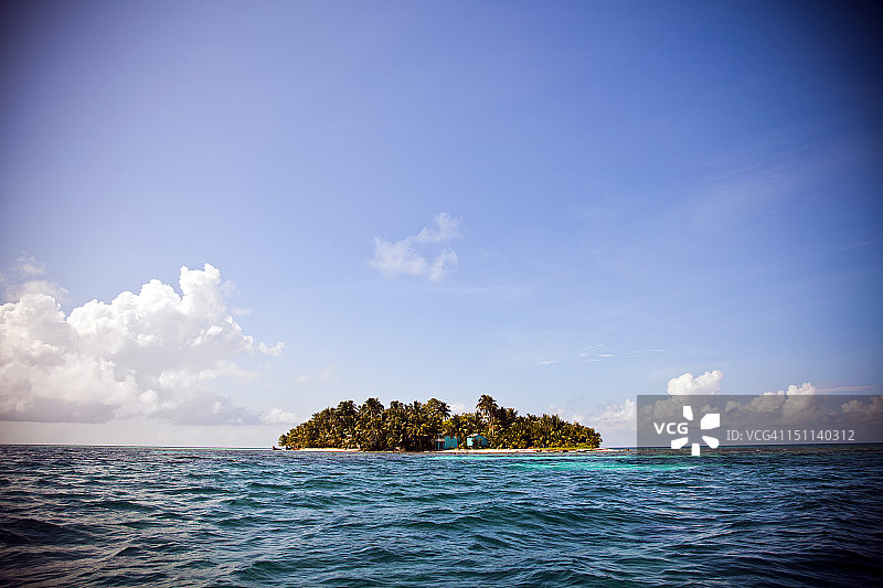 海中央的隐蔽岛屿图片素材