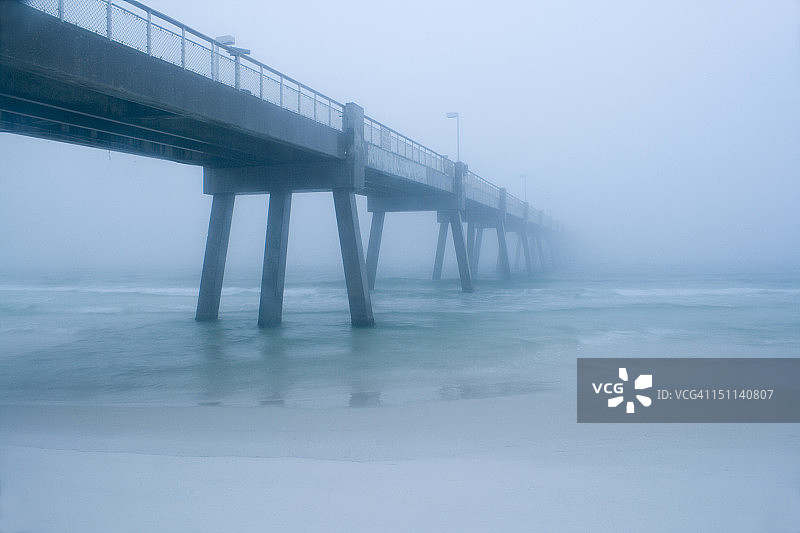 雾蒙蒙的早晨海滩码头图片素材