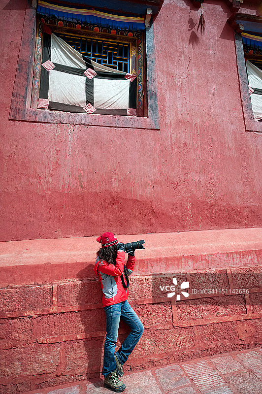拍照的女人图片素材