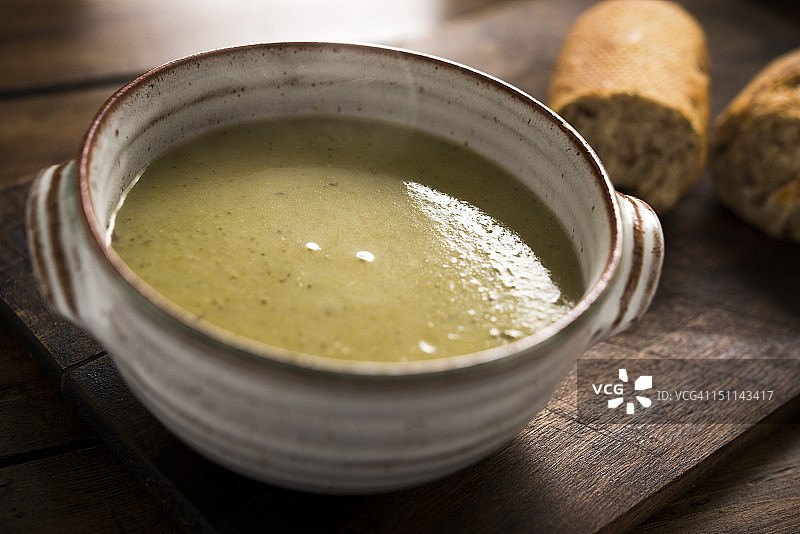 一碗自制西兰花汤图片素材