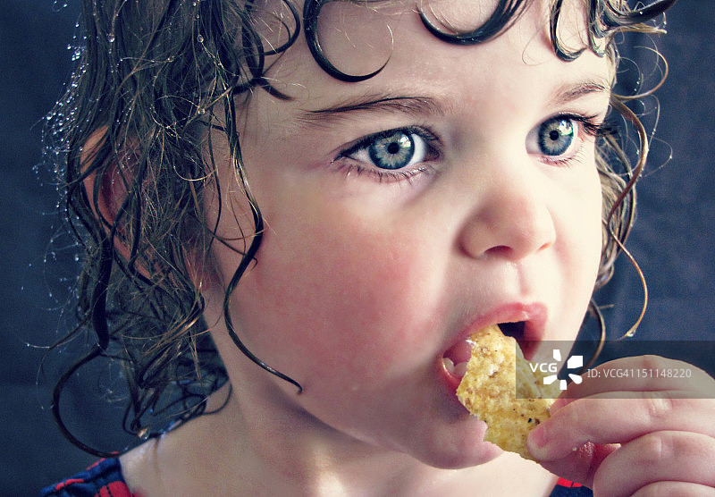 湿发的女孩图片素材