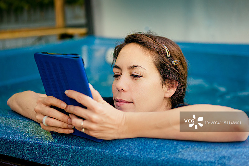 阅读平板电脑的女人图片素材
