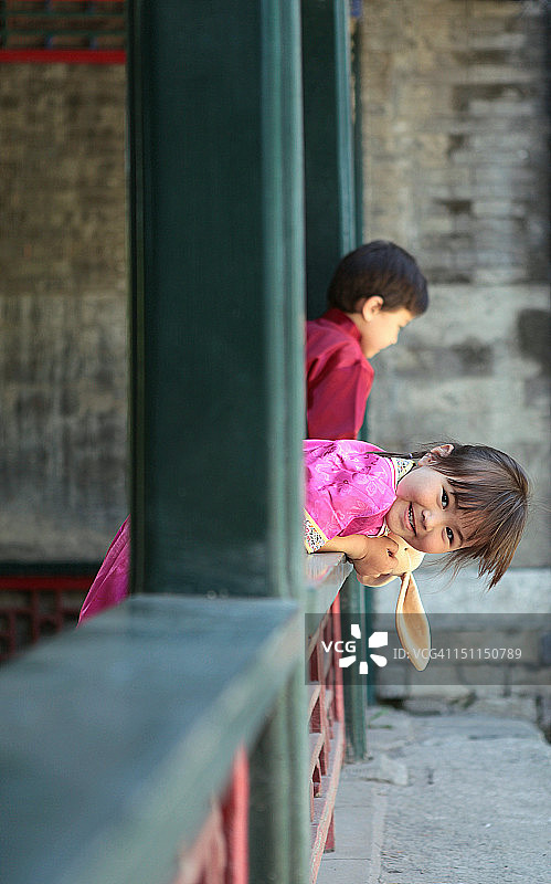 小女孩玩捉迷藏图片素材