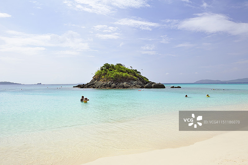 在特朗克湾浮潜的人们图片素材