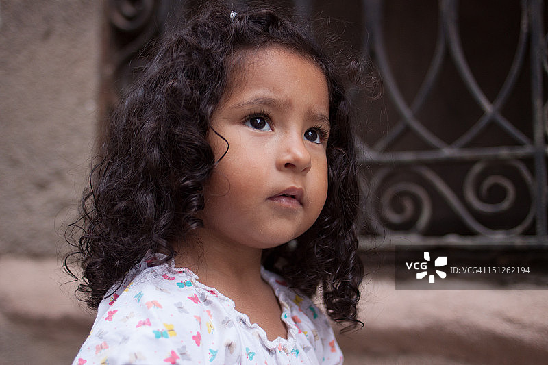 若有所思的女孩图片素材