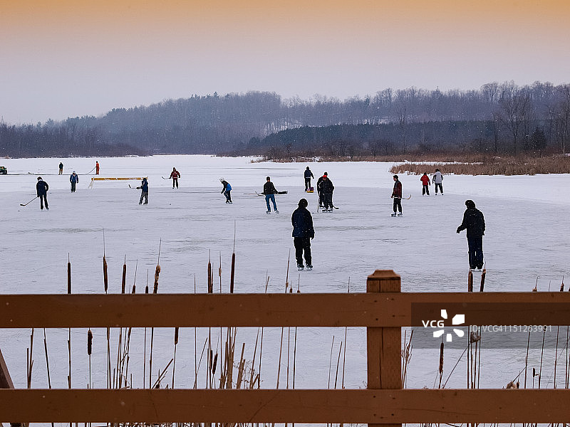 在公园户外滑冰图片素材