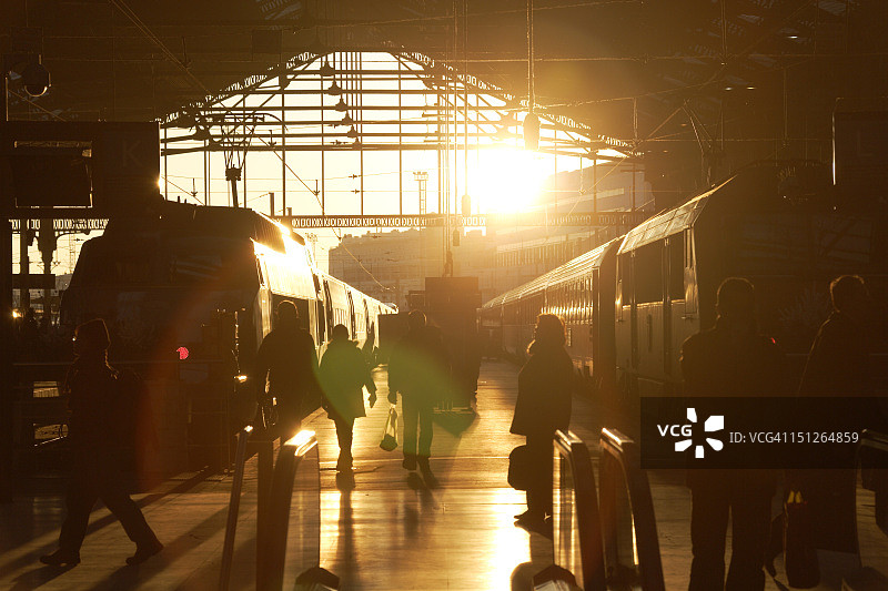 日落时分的巴黎北站图片素材