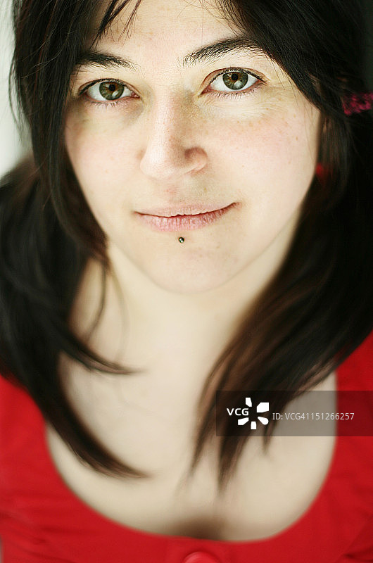 身穿红色衬衫的女孩图片素材