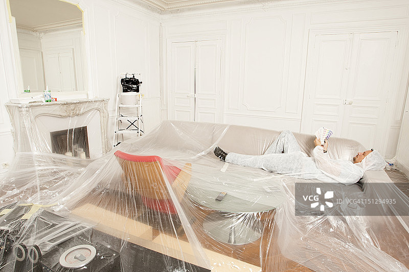 男人拿着油漆样品图片素材