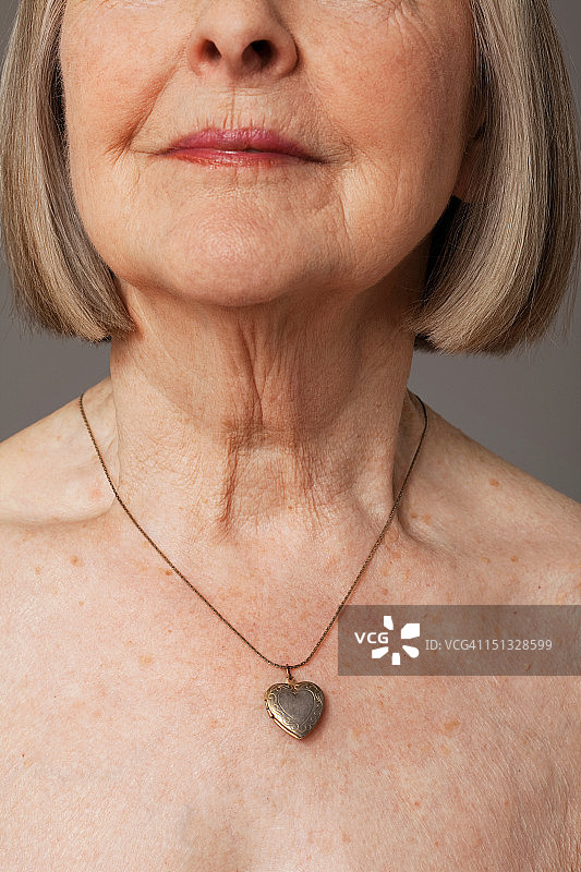 佩戴吊坠的年长女性图片素材