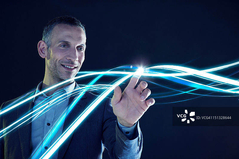 商人触碰光线图片素材