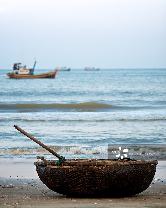 海滩上的圆形船只图片素材