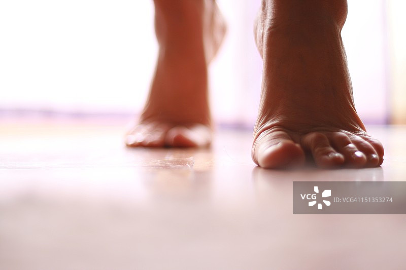 踮起脚尖图片素材