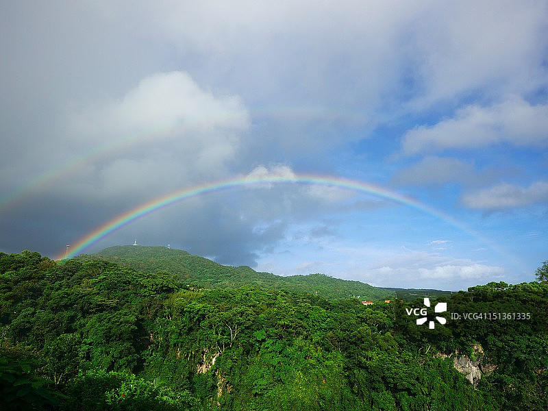 绿山上方的双彩虹图片素材
