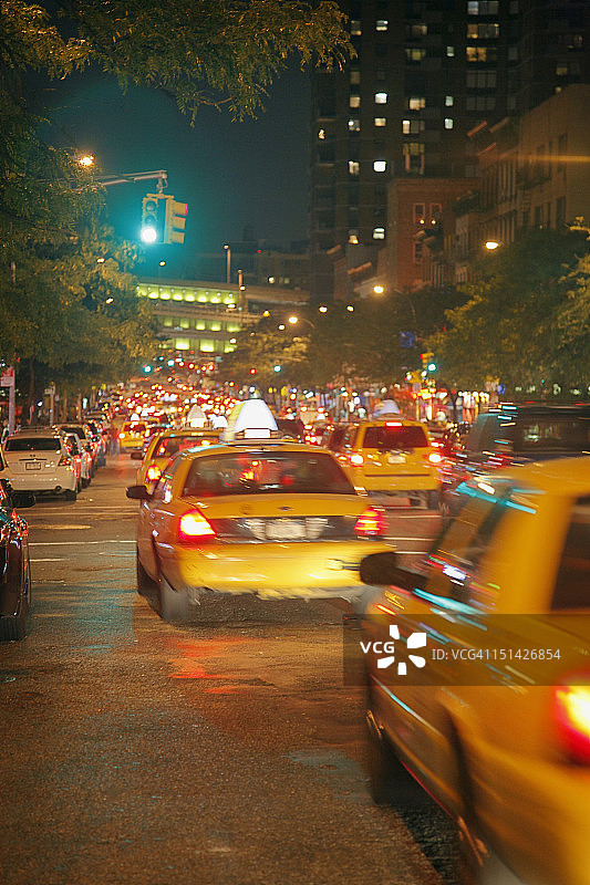 夜晚的黄色出租车，曼哈顿，纽约市图片素材