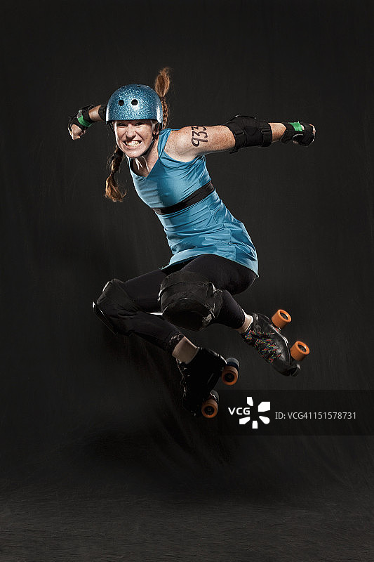 跳跃的滑旱冰女人图片素材