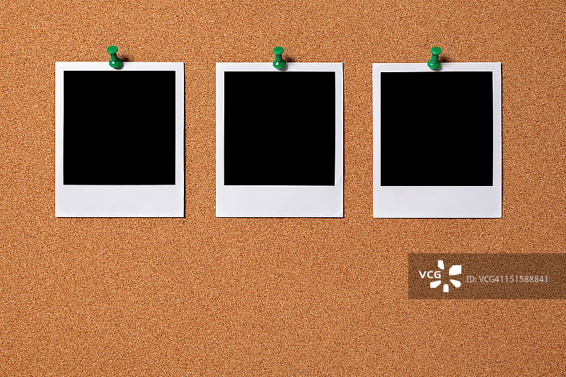 带有空白照片打印件的公告栏图片素材