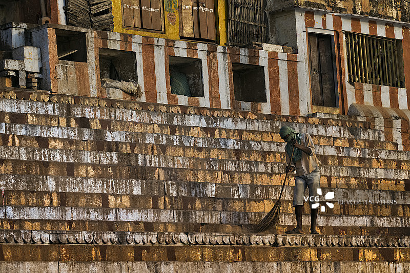 男人清扫台阶图片素材