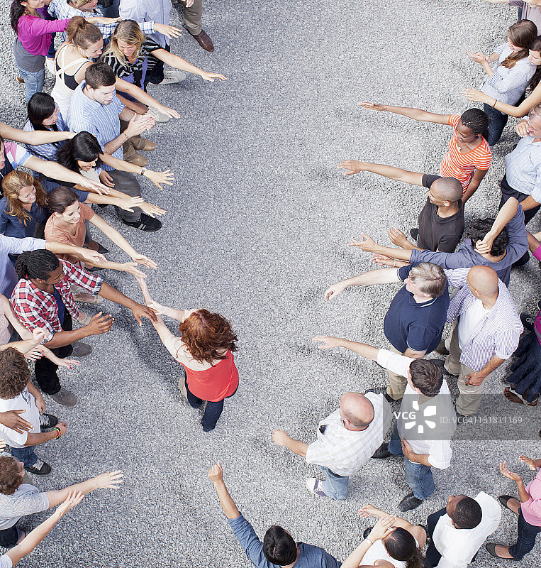 在人群中握手的女人图片素材
