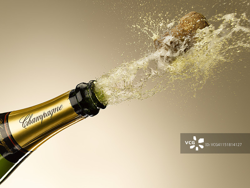 香槟和从瓶子里爆出的软木塞图片素材