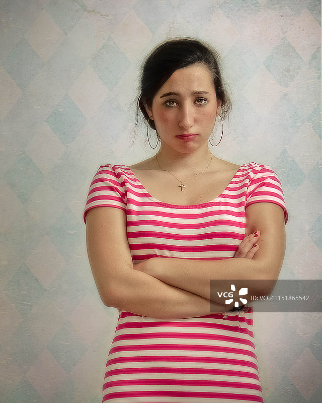 撅着嘴的女孩图片素材