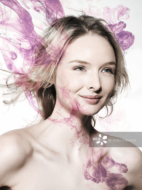 微笑的女性与彩色液体图片素材