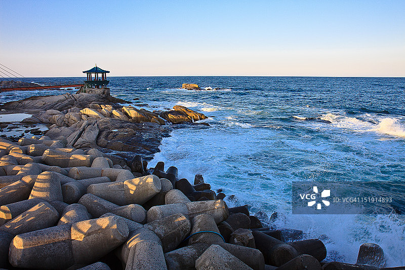 凉亭和防波堤图片素材