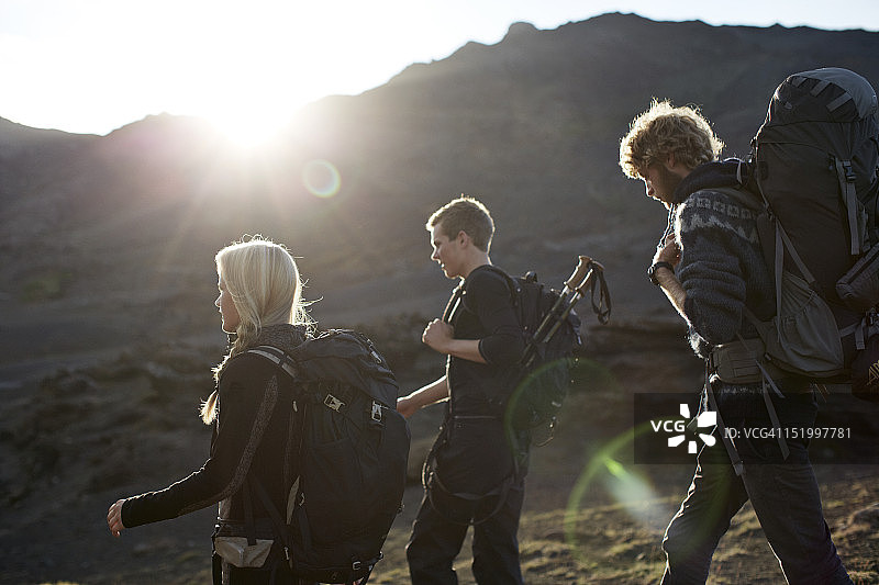 山区徒步的三名背包客图片素材