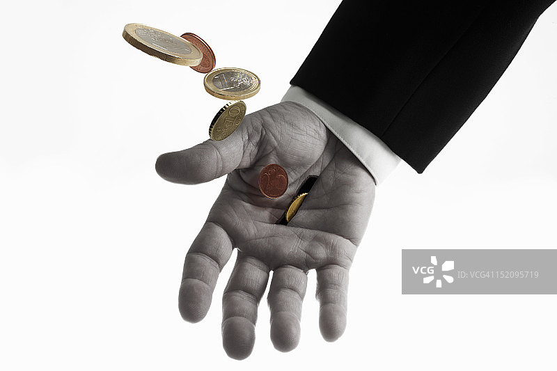 从男人手中流走的钱图片素材