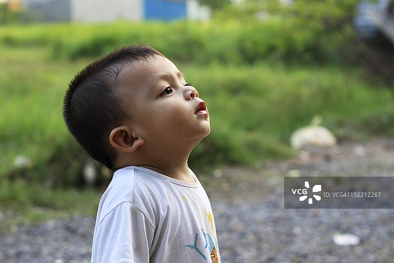 男孩侧面照图片素材
