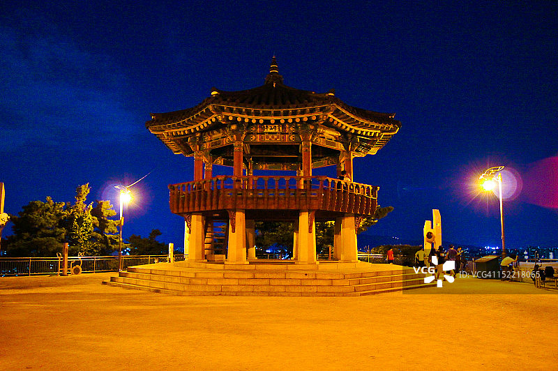 鹰峰山八角亭夜景图片素材